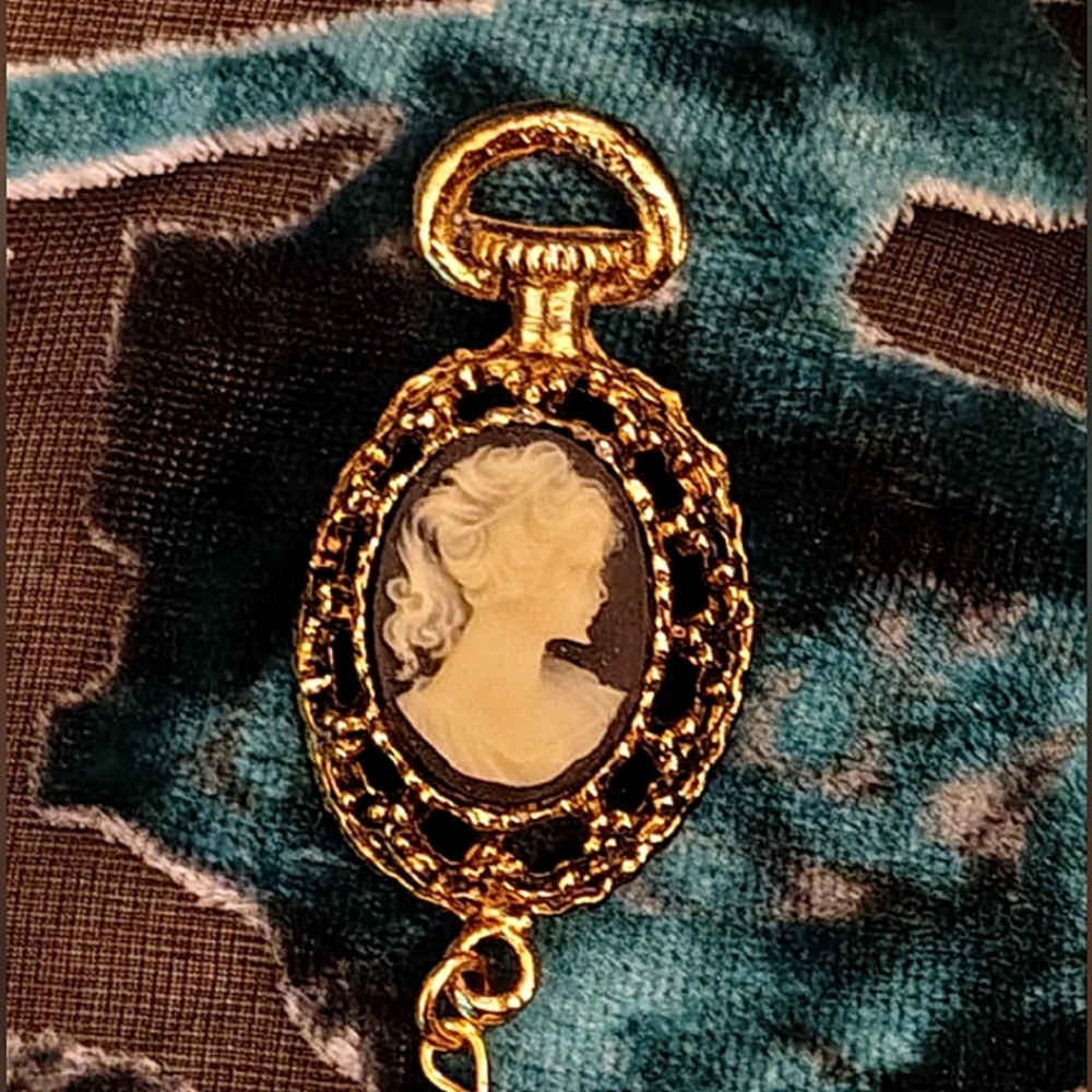 Cameo Pendant Goldtone with Tassles Vintage Carved Shell - Picture 4 of 11
